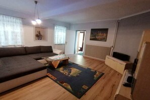 A living room with a sofa, coffee table, and a radiator. - Holiday apartment with 3 bedrooms (St. Stefan i \/R)