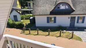 Outdoor dining - Holiday home in Glowe with swimming pool (Glowe)