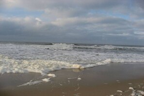 A beach with waves and foam on the shore. - Holiday home in Sylt with 3 bedrooms (Westerland)