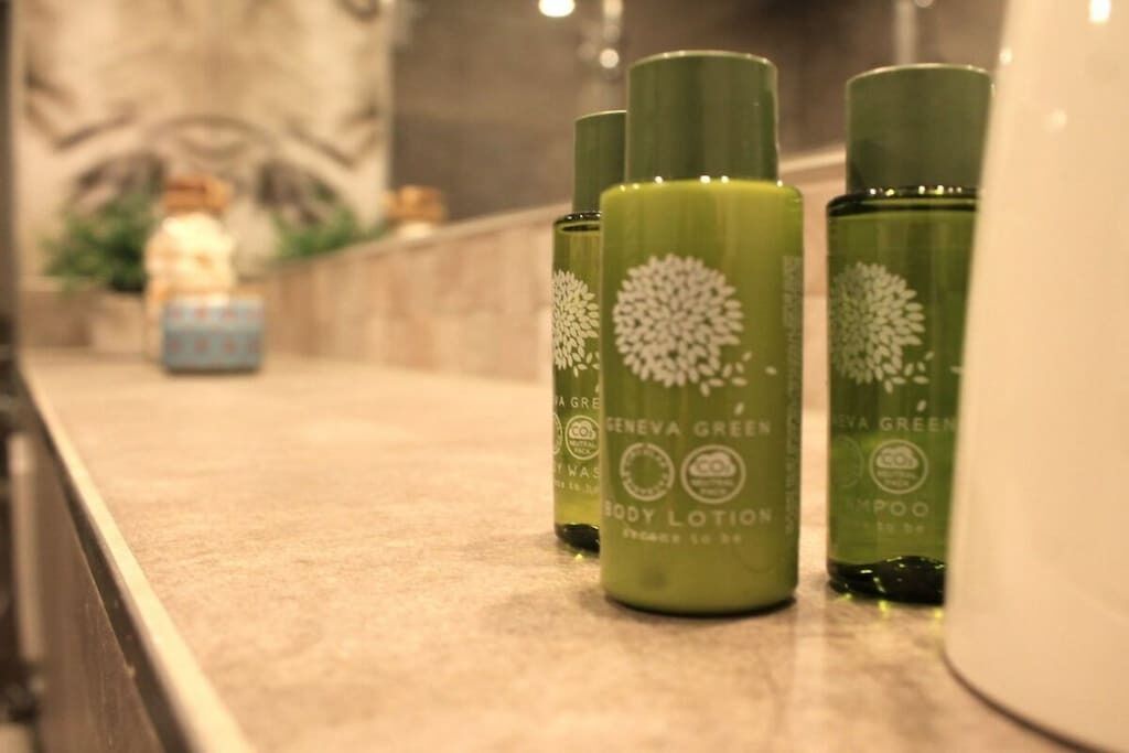 Ein Badezimmerzähler mit Flaschen mit Körperlotion und Shampoo.