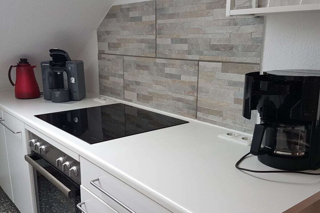Coffee/tea maker, fridge, oven, stovetop