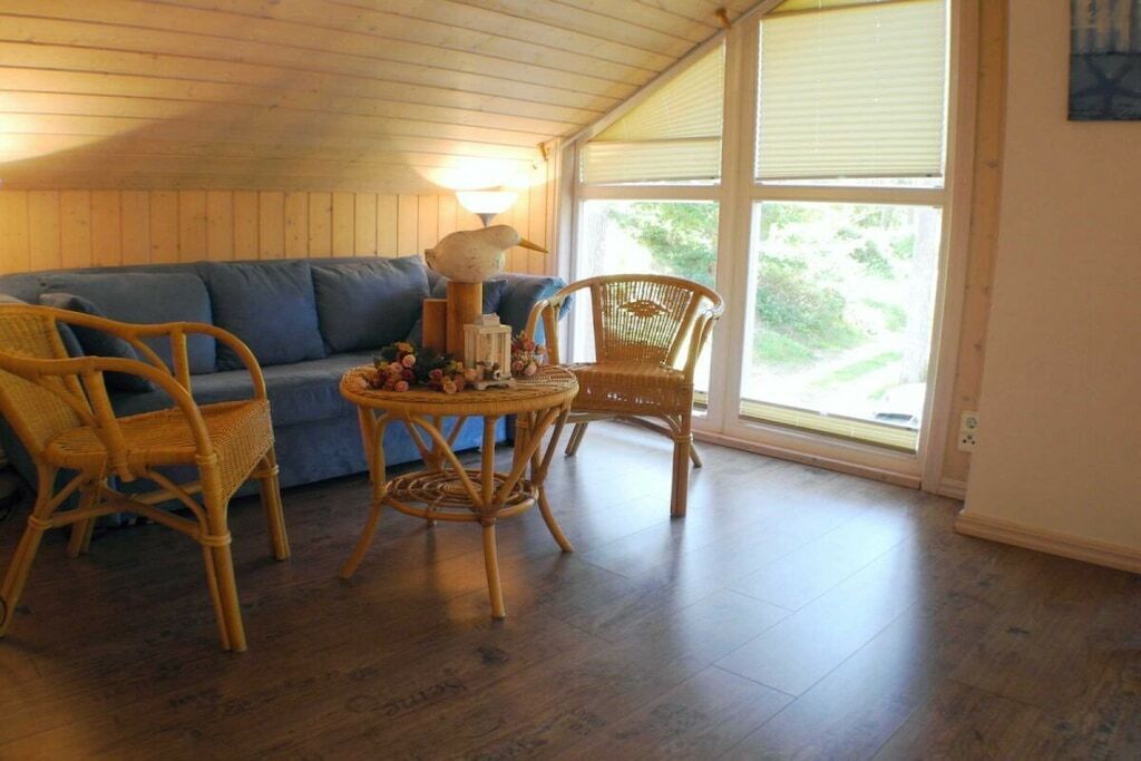 Smart TV, fireplace, DVD player, stereo