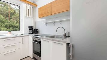 Cafetera y tetera, refrigerador, horno y parrilla de estufa