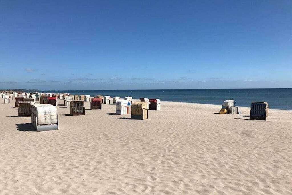 Una playa con numerosas lápidas dispuestas en filas.