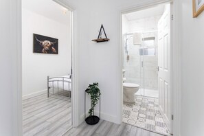 Un bagno con doccia, WC e pavimento decorato.