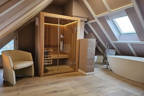 A modern bathroom with a freestanding bathtub, a glass-enclosed shower, and a wooden vanity. - Holiday apartment with 1 bedroom (Wenningstedt-Braderup (Sylt))