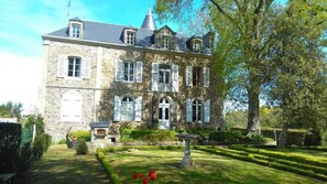 A large stone building with multiple windows and a well-maintained garden. - The Manor of Bigotière (Pleslin-Trigavou)