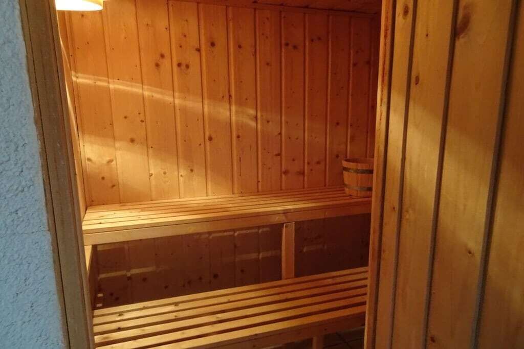 Eine Sauna mit Holzwänden und Bänken.