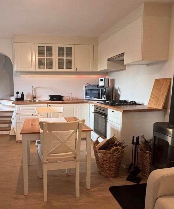 Coffee/tea maker, fridge, microwave, oven
