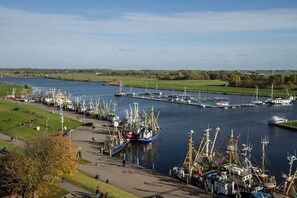 Een jachthaven met boten, grasvelden en een heldere lucht.