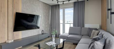 Departamento superior, balcón, vista al patio | Área de sala de estar | Televisión de pantalla plana, Netflix, Hulu y servicios de streaming