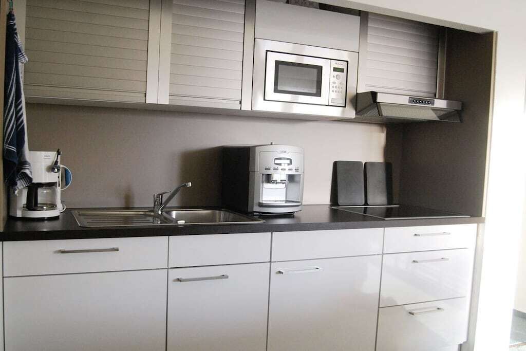 Coffee/tea maker, fridge, microwave, stovetop
