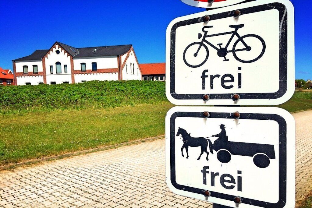 Ein Schild mit Symbolen für ein Fahrrad und eine Kutsche, beide mit dem Schriftzug 'frei'.