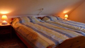 A single bed in a room with two bedside lamps. - Holiday home with 3 bedrooms (Neßmersiel)
