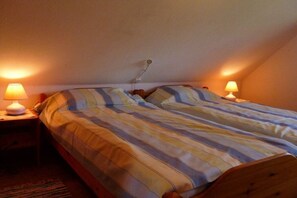 Un letto singolo in una stanza con due lampade da comodino.