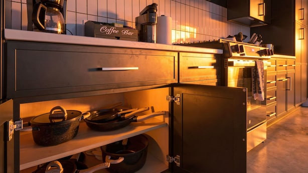 Una cucina con un angolo caffè, mobili e pentole.