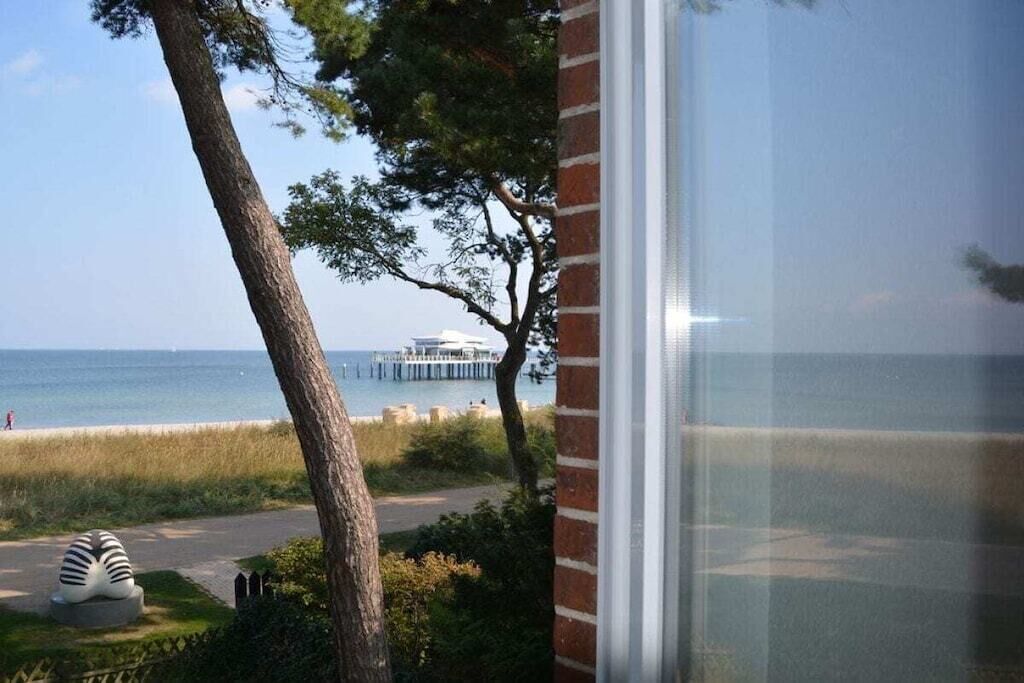 Een uitzicht op een kustgebied met een pier en een gebouw in de verte.