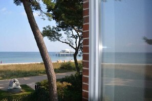 Une vue d’une zone côtière avec une jetée et un bâtiment visible au loin.