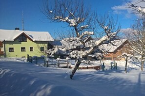 A snow-covered residential area with houses and bare trees. - Brotjacklriegel - Pletl-Hof (Schönberg)