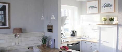 Coffee/tea maker, fridge, oven, stovetop