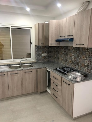 Apartemen Comfort, 2 kamar tidur, balkon, pemandangan pantai | Dapur pribadi