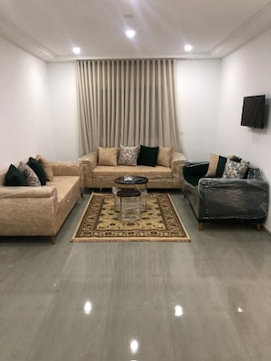 Apartemen Comfort, 2 kamar tidur, balkon, pemandangan pantai | Area keluarga