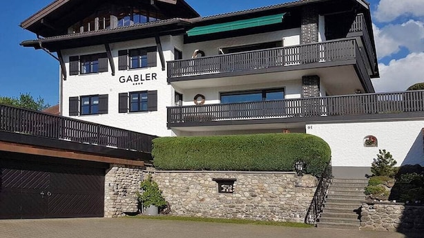 Um edifício de dois andares com uma placa que diz 'GABLER'.