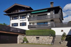Un edificio de dos plantas con un cartel que dice 'GABLER'.