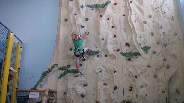 A person climbing a wall with handholds and footholds. - Holiday apartment with 4 bedrooms (Wangerooge)