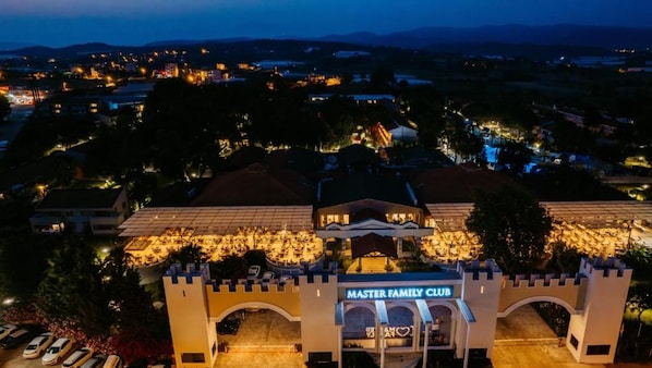 Una estructura que recuerda a un castillo, con un letrero que dice 'Master Family Club' en su entrada.