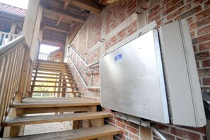 A staircase with wooden steps leading to a brick wall. - Holiday apartment with 2 bedrooms (Wunstorf - Idensen)