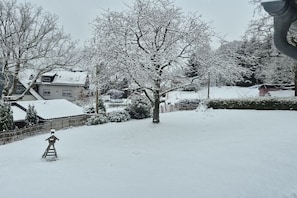 Ein Wohngebiet mit schneebedeckten Bäumen und Häusern.