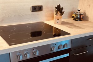 A kitchen with a black induction cooktop and stainless steel appliances. - Holiday apartment with 2 bedrooms (Schönau am Königssee)
