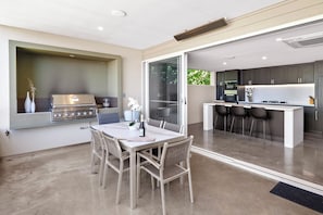 Outdoor dining - CONTEMPORARY LUXE THREE-STOREY HOLIDAY HOME IN A TRANQUIL BEACHSIDE LOCATION (Dunsborough)