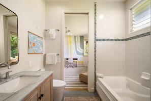 Un bagno con vasca, lavandino, WC e cabina doccia.