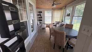 A cozy interior with a dining area, a sofa set, and a kitchen with a built-in appliance. - Charming Lebanon Home - SunRoom - Firepit - Sleeps 4 (Lebanon)