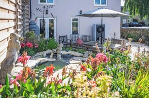 Outdoor dining - Old Chapel in the heart of South Cerney, charming house with a beautiful garden (South Cerney)