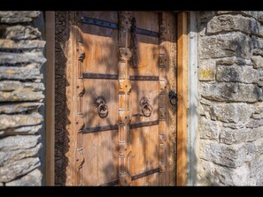 A wooden door with metal reinforcements and two round metal handles. - Old Chapel in the heart of South Cerney, charming house with a beautiful garden (South Cerney)