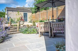 Outdoor dining - Old Chapel in the heart of South Cerney, charming house with a beautiful garden (South Cerney)