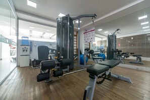 A gym with various exercise equipment, including weight machines and free weights. - Aparament em Boa Viagem-Prox a Praia-167 (Recife)