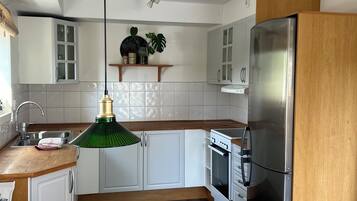 Coffee/tea maker, fridge, microwave, oven
