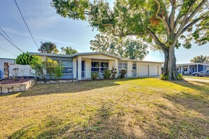 A single-story house with a front porch, a large tree, and a well-maintained lawn. - Lake Access & Pools! Side-by-side Tampa Homes (Tampa)