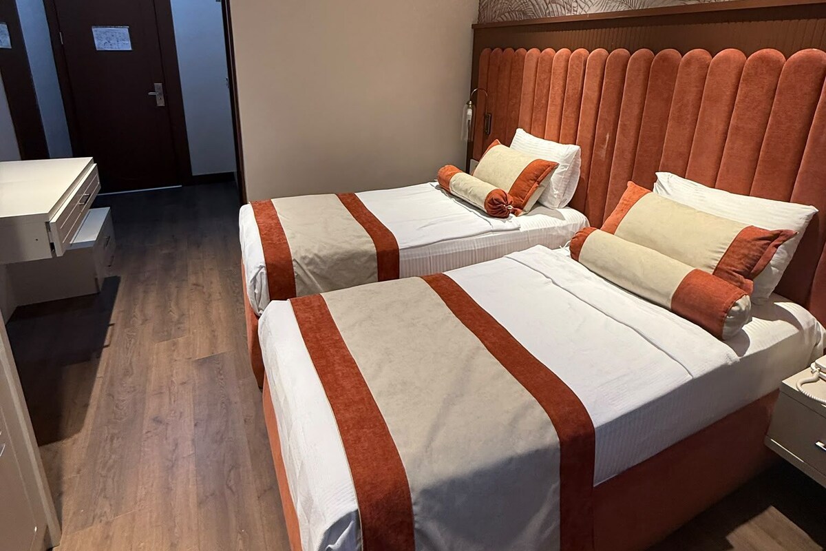 Deluxe Twin Room, River  and City View