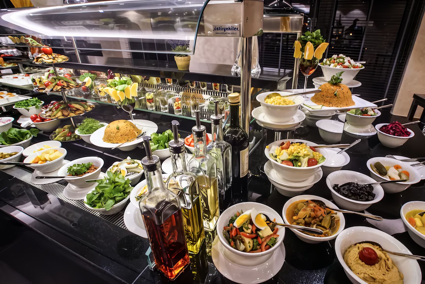 Ein reichhaltiges Buffet mit verschiedenen Speisen und Beilagen.