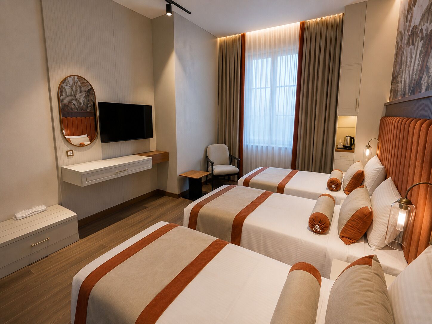 Ein Hotelzimmer mit zwei Betten, einem Fernseher, einem Schreibtisch und einem Sessel.