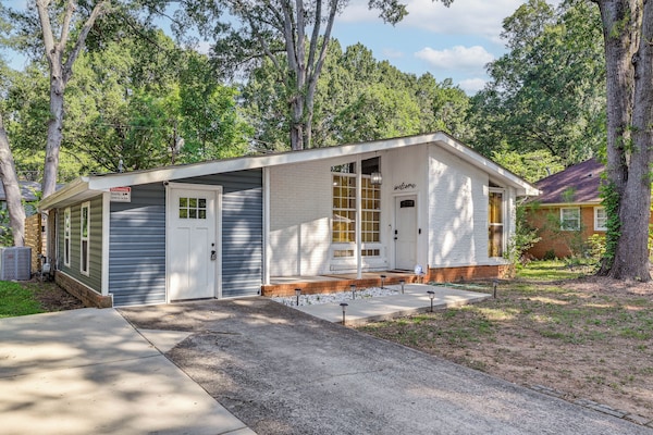 Centrally Located Charlotte Home W/ Patio & Yard! - Charlotte, NC