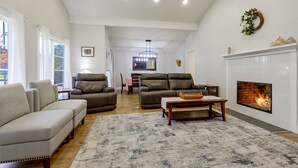 Unclassified image, 2 of 43, button - Napa Extended Stay: Private Pool, Garage Parking! (Napa)
