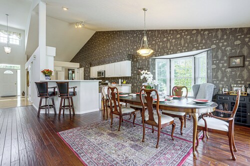 Lake Views & Work Spaces: Quiet Hilliard Home!