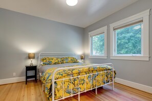 A bedroom with a bed, two bedside tables, and a window. - Walk to Capitol Campus! 'stellar & Bloom Olympia' (Olympia)