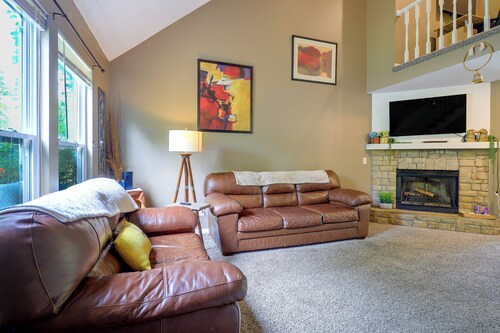 Walkable Overland Park Townhome w/ Patio